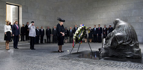 Berlijn, 12 april 2011: De Koninigin, de Prins van Oranje en Prinses Máxima bij de kranslegging voor het monument voor de slachtoffers van oorlog en geweld in de Neue Wache. .