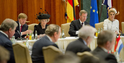 Berlijn, 12 april 2011: De Koningin, de Prins van Oranje en Prinses Máxima bij de Rondetafelconferentie van het Nederlands-Duits bedrijfsleven. .