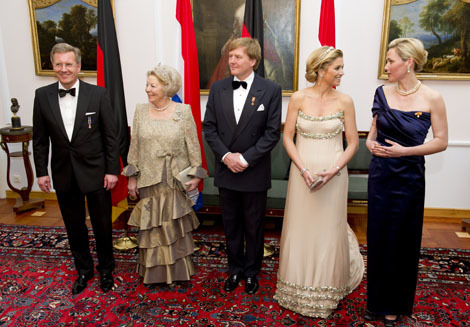 Berlijn, 12 april 2011: Officiële foto voorafgaand aan het staatsbanket.Van links naar rechts: President Wulff, de Koningin, de Prins van Oranje, Prinses Máxima en Bettina Wulff, de echtgenote van de President. .