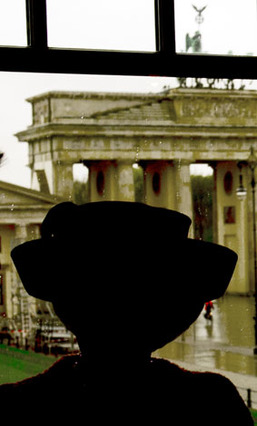 Berlijn, 13 april 2011: De Koningin kijkt vanuit Hotel Adlon naar de Brandenburger Tor. .