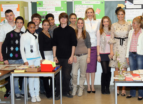Berlijn, 13 april 2011: Prinses Máxima en mevrouw Wulff, echtgenote van de Bondspresident, bezoeken een middelbare school in West-Berlijn