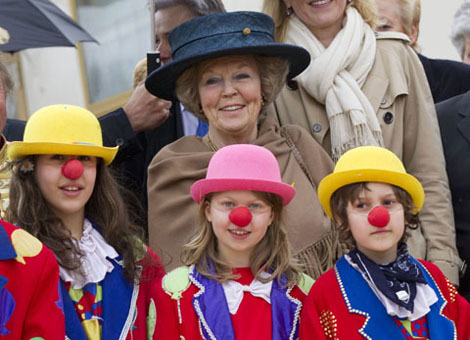 Berlijn, 13 april 2011: de Koningin met enkele kinderen bij het Mitmachzirkus