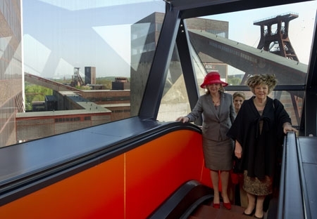 Essen, 15 april 2011: de Koningin, Prinses Máxima en minister-president Hannelore Kraft van Noordrijn-Westfalen arriveren bij een voormalig kolenmijnencomplex genaamd Kohlenwasche
