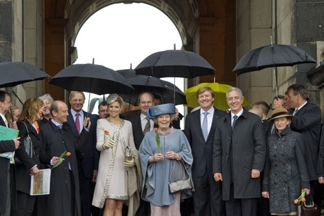 Dresden, 14 april 2011: de Koningin, de Prins van Oranje en Prinses Máxima tijdens een stadswandeling door Dresden