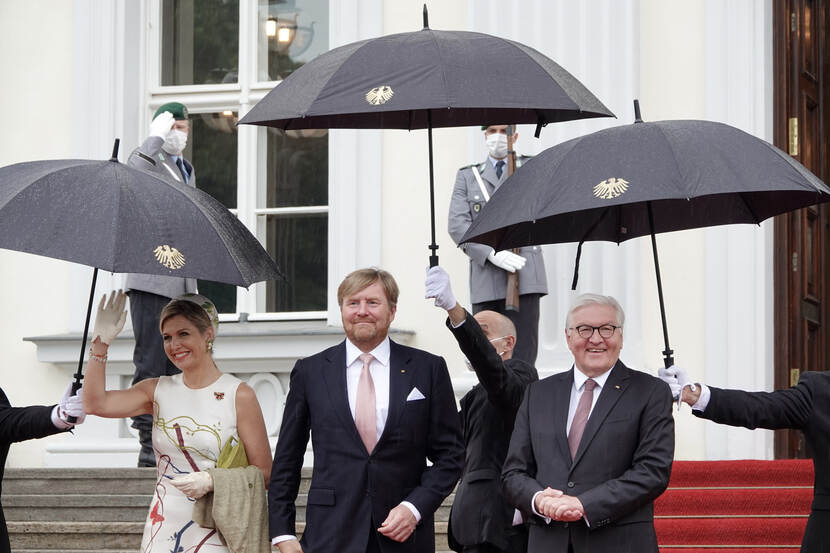 Koninklijk Paar en bondspresident Steinmeier voor Schloss Bellevue