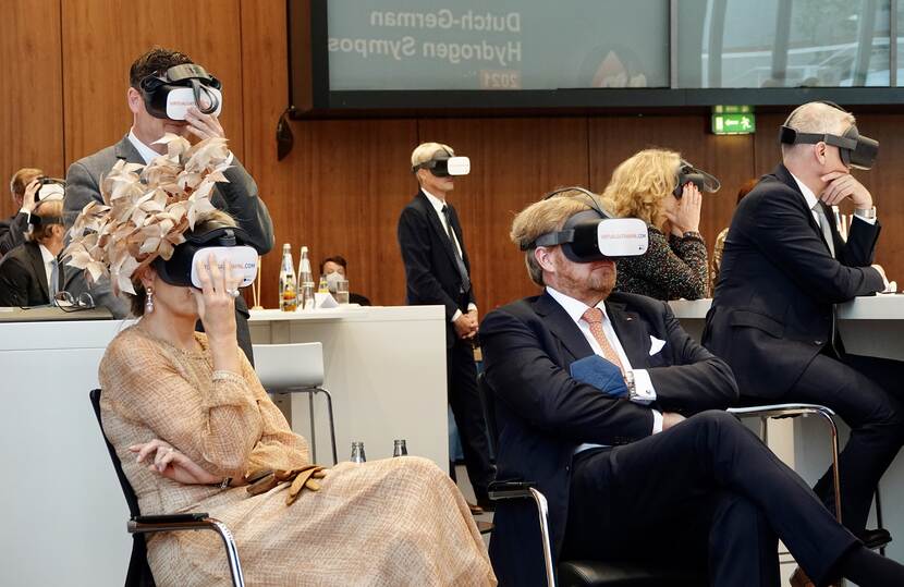 Koning Willem-Alexander en Koningin Máxima met VR-bril tijdens Waterstofsymposium
