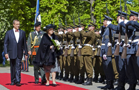Tallinn, 14 mei 2008: De Koningin inspecteert samen met president Ilves de erewacht