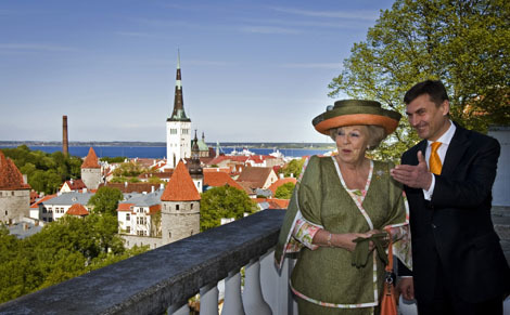 Tallinn, 14 mei 2008: op het terras van het Stenbock House, het kantoor van minister-president Ansip, bekijkt de Koningin de skyline van Tallinn