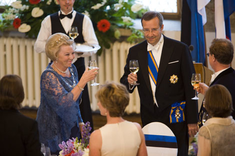 Tallinn, 14 mei 2008: de Koningin en President Ilves brengen een toast uit tijdens het staatsbanket