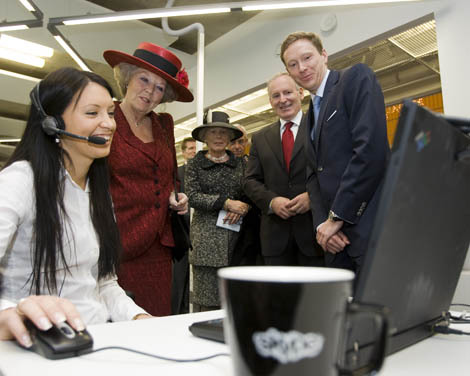 Tallinn, 15 mei 2008: M. van Swaay geeft de Koningin een rondleiding door het hoofdkantoor van Skype. Dit bedrijf legt zich toe op bellen via internet. Op de achtergrond staatssecretaris Timmermans voor Europese Zaken