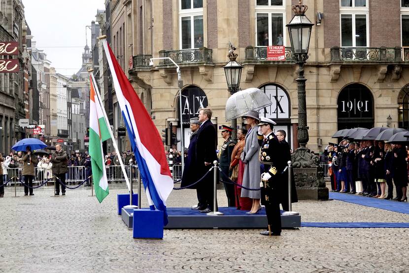 Koning Willem-Alexander en Koningin Máxima op een podium met de president van India en zijn echtgenote.