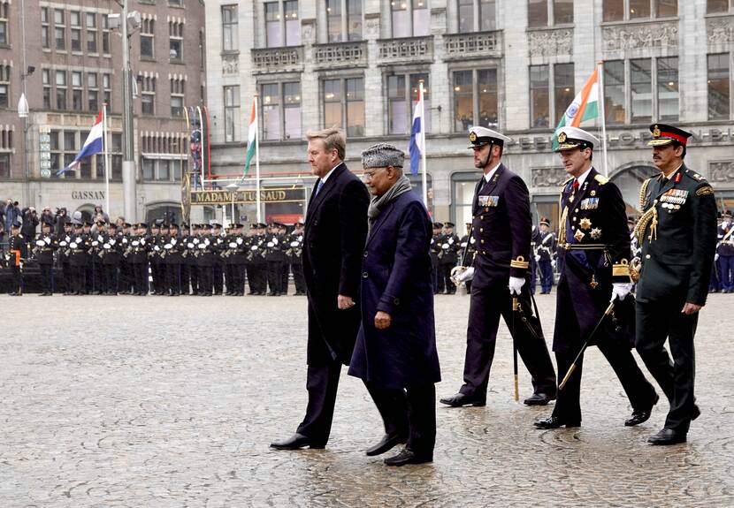 Koning Willem-Alexander en de president van India lopen op de Dam in Amsterdam.