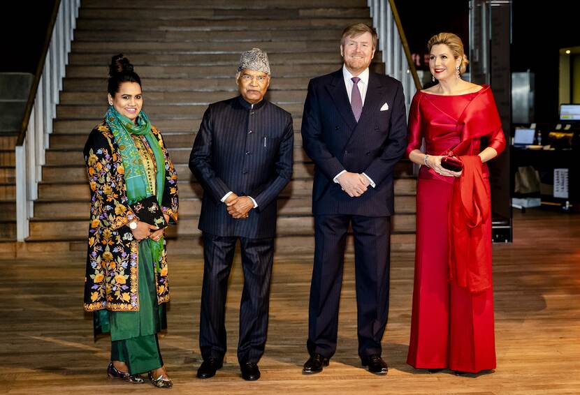 De president en zijn echtgenote bieden het Koningspaar een dansvoorstelling aan ter gelegenheid van de viering van 75 jaar bilaterale betrekkingen.