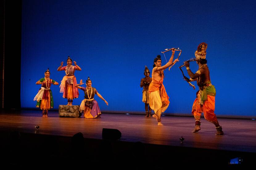 In Muziekgebouw aan ‘t IJ voert dansgezelschap Kalakshetra Foundation de voorstelling ‘Ramayana, a dance-drama’ op.