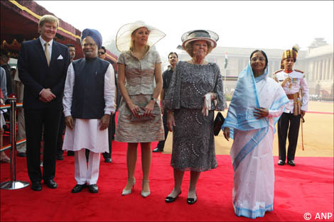 New Delhi, 24 oktober 2007: De President van India mevrouw Pratibha Patil verwelkomt de Koningin bij het Presidentieel Paleis, Rashtrapati Bahvan. V.l.nr. Prins van Oranje, premier Singh, Prinses Máxima, de Koningin en de President van India