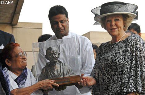 New Delhi, 24 oktober 2007: De Koningin ontvangt een borstbeeld van Mahatma Gandhi na de kranslegging bij het monument Raj Ghat