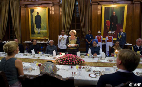 New Delhi, 24 oktober 2007: De Koningin houdt een toespraak tijdens het staatsbanket. Op de voorgrond v.l.n.r. Prinses Máxima, de President van India, mevrouw Pratibha Patil, en de Prins van Oranje