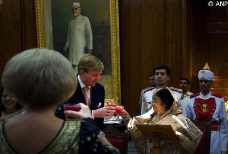 New Delhi, 24 oktober 2007: De Prins van Oranje toast met de President van India, mevrouw Pratibha Patil, tijdens het staatsbanket