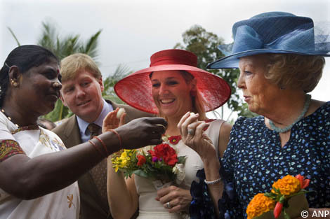 Bangalore, 26 oktober 2007: Een bewoonster van Srinivasnagar laat Koningin Beatrix horen hoe een rups een geluid maakt in zijn cocon. De Koningin bezoekt met de Prins van Oranje en Prinses Máxima dit dorp op de derde dag van het staatsbezoek
