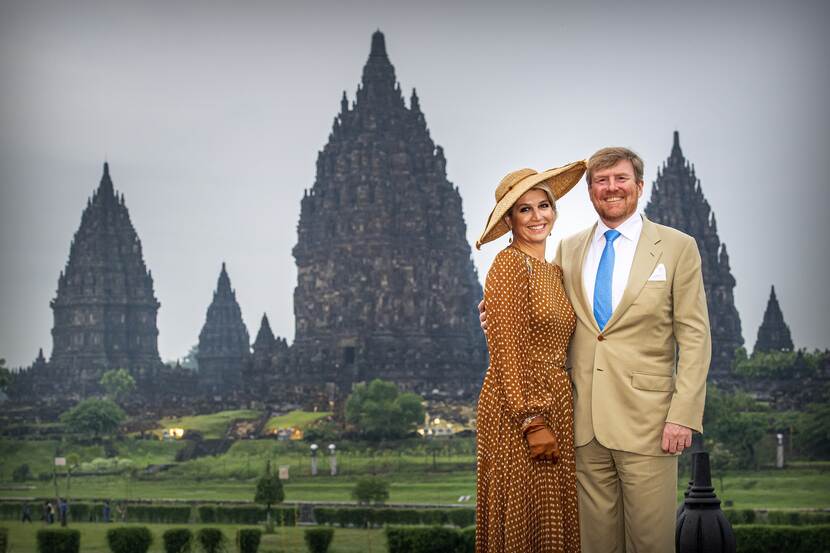 Koning Willem-Alexander en Koningin Máxima poseren voor het tempelcomplex van Prambanan.