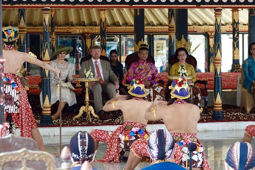 Tijdens de ontvangst van het Koninklijk Paar door de Sultan van Yogyakarta wordt een traditionele Javaanse welkomstdans opgevoerd.