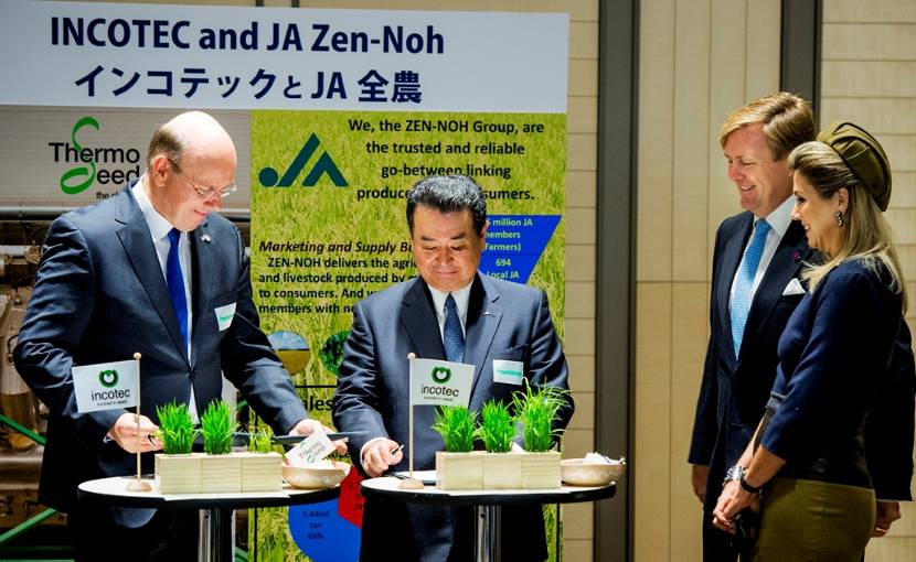 Tokio, 31 oktober 2014: Koning Willem Alexander en Koningin Máxima praten tijdens de 'Food en Agribusiness' conferentie met vertegenwoordigers van een Nederlands en Japans bedrijf.
