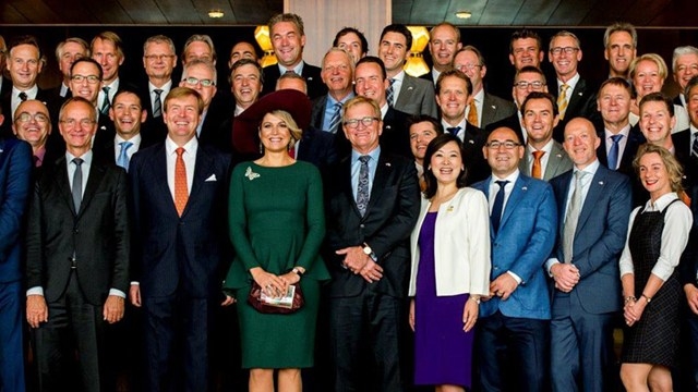 Tokio, 30 oktober 2014: Koning Willem-Alexander, Koningin Máxima en minister Kamp met leden van de economische missie.