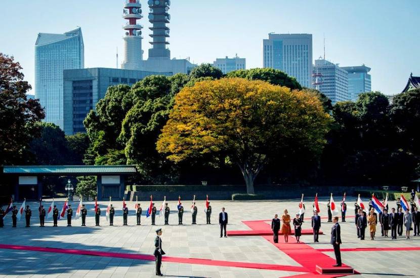 Tokio, 29 oktober 2014: Koning Willem-Alexander - in aanwezigheid van  Koningin Máxima, Keizer Akihito en Keizerin Michiko - tijdens de welkomstceremonie op het voorplein bij het Keizerlijk Paleis.