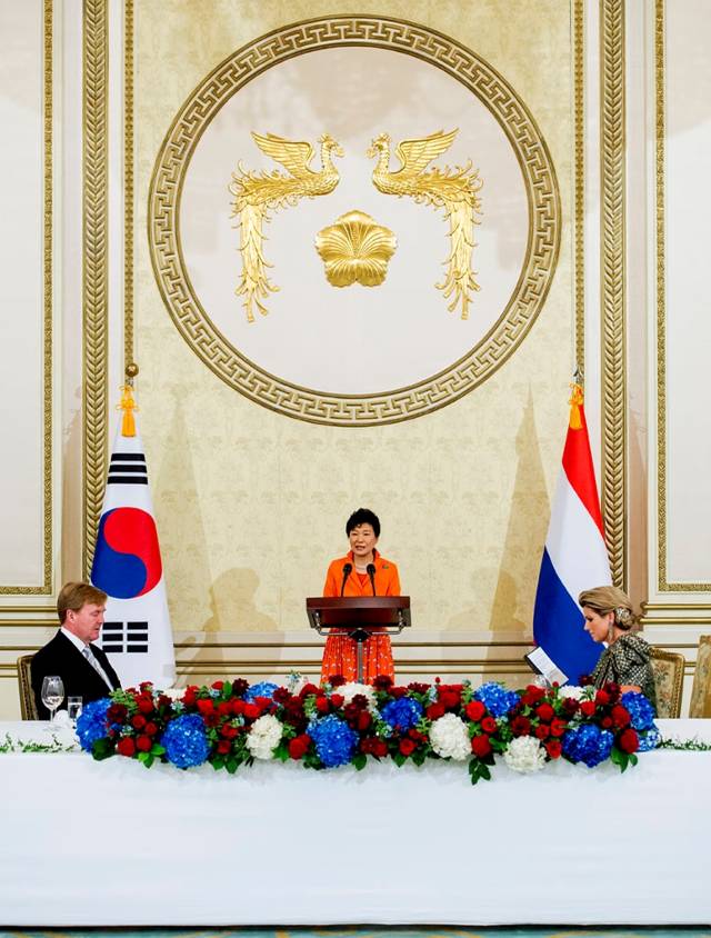 Koning Willem-Alexander en Koningin Máxima luisteren naar de Koreaanse president Park Geun-hye. Zij houdt een toespraak tijdens het staatsbanket.