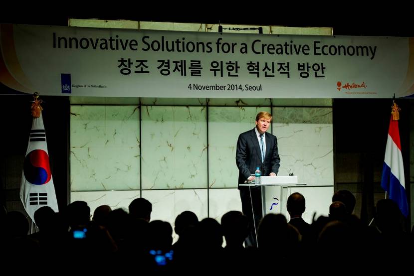 Koning Willem-Alexander houdt een toespraak bij een seminar in Korea