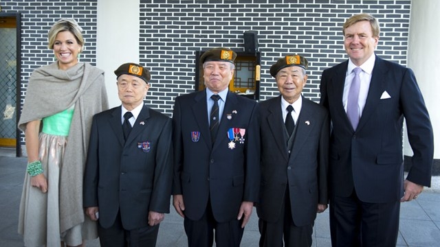 Koning Willem-Alexander en Koningin Maxima met drie Koreaanse veteranen van het voormalige Nederlandse VN-bataljon