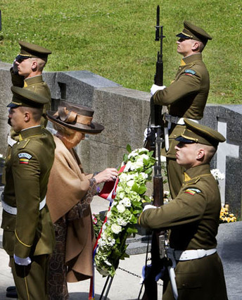 Vilnius, 24 juni 2008: Staatsbezoek aan Litouwen. De Koningin legt op de Antakalnis begraafplaats een krans bij het monument ter ere van de slachtoffers in de Onafhankelijkheidsstrijd. .