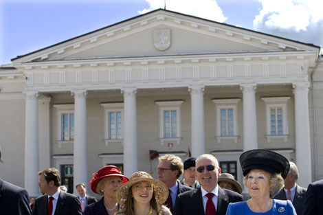 Vilnius, 25 juni 2008: de Koningin maakt een stadswandeling door het oude centrum