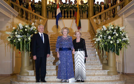 Vilnius, 25 juni 2008: De Koningin poseert met president Valdas Adamkus en mevrouw Alma Adamkiené voor de aanvang van het concert van het Loeki Stardust Quartet .