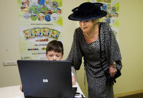 Kaunas, 26 juni 2008: De Koningin bekijkt bij het bedrijf UAB Elinta een computerspel waarmee kinderen spelenderwijs rekenen wordt geleerd .