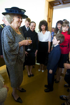 Kaunas, 26 juni 2008: De Koningin ontmoet in het Juozas Naujalis Muziekgymnasium Statijs Makstutis, 10 jaar, die voor haar klarinet heeft gespeeld .