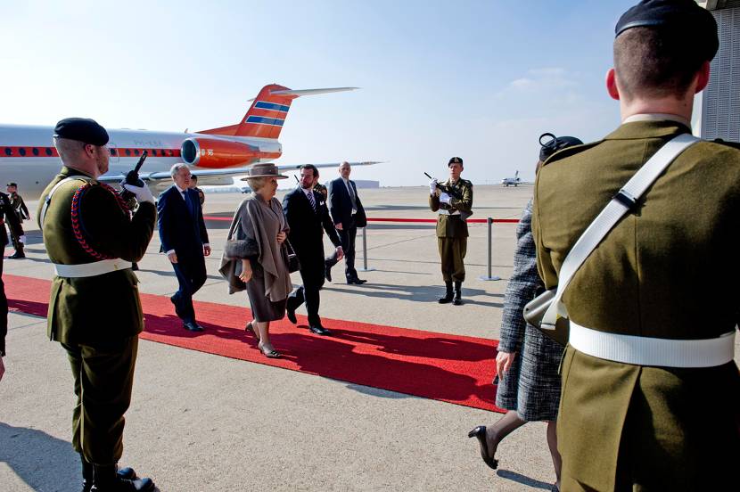Vliegveld Findel, 20 maart 2012: de Koningin wordt begroet door Erfgroothertog Guillaume van Luxemburg 
