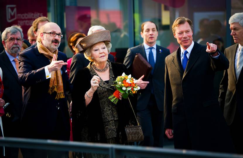 Belval, 21 maart 2012: Koningin Beatrix en Groothertog Henri (R) van Luxemburg bij de aankomst op het station Belval-Université. Foto: ANP, Robin Utrecht