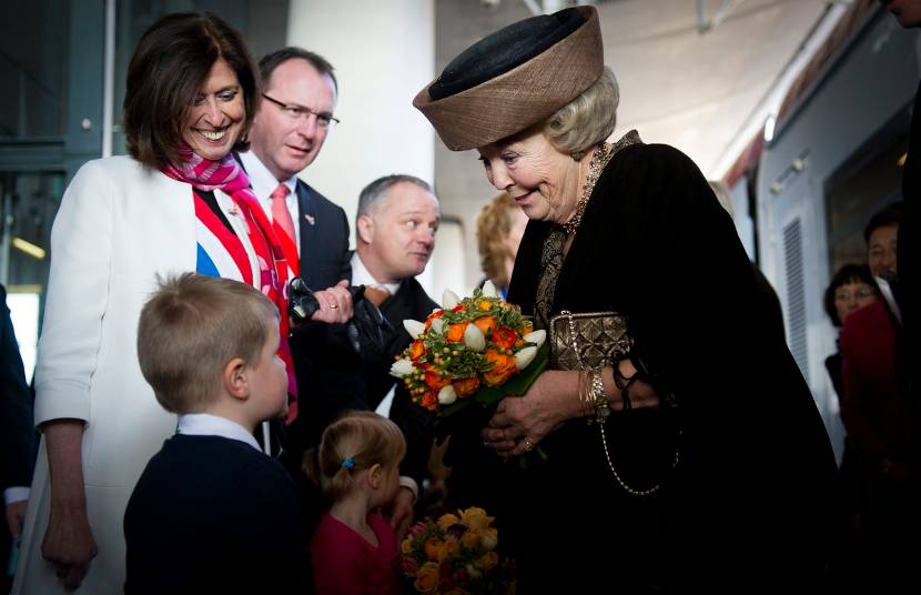 Belval, 21 maart 2012: Koningin Beatrix wordt ontvangen bij de aankomst op het station Belval-Université.  Foto ANP, Robin Utrecht