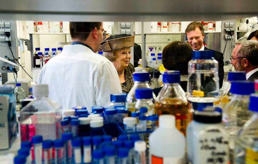 Luxemburg, 21 maart 2012: De Koningin en Groothertog Henri van Luxemburg krijgen uitleg bij werkzaamheden in het laboratorium in het House of Biomedicine. . 