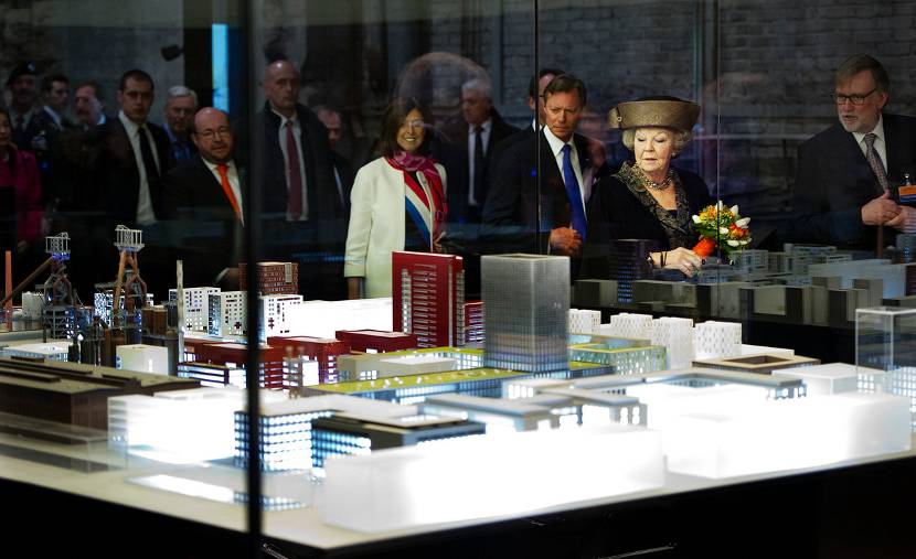 Luxemburg, 21 maart 2012: De Koningin en Groothertog Henri van Luxemburg krijgen uitleg over het woon-werkproject in Belval waar voorheen de staalindustrie was gevestigd. . 