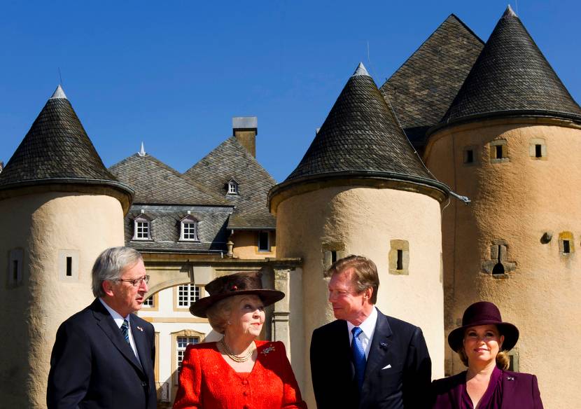 Luxemburg, 21 maart 2012: De Koningin, Groothertog Henri van Luxemburg en Groothertogin Maria Teresa worden door de Luxemburgse minister-president Jean-Claude Juncker (L) ontvangen op Chateau Bourglinster . 