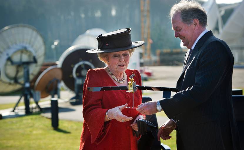 Luxemburg, 21 maart 2012: de Koningin krijgt van de voorzitter van de raad van bestuur Rene Steichen in de schotelantennetuin van satellietexploitant SES Astra een schaalmodel van een satelliet 