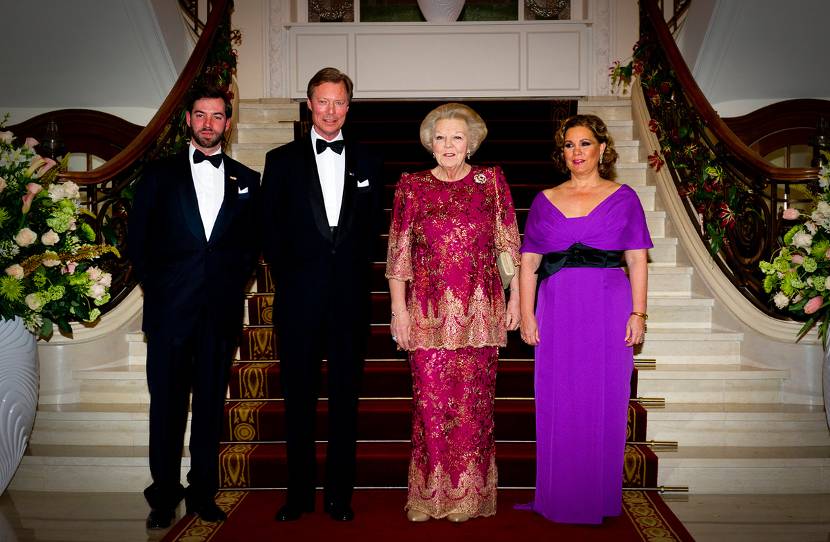 Luxemburg, 21 maart 2012: de Koningin, de Groothertog en Groothertogin en erfgroothertog Guillaume in Cercle Cité 