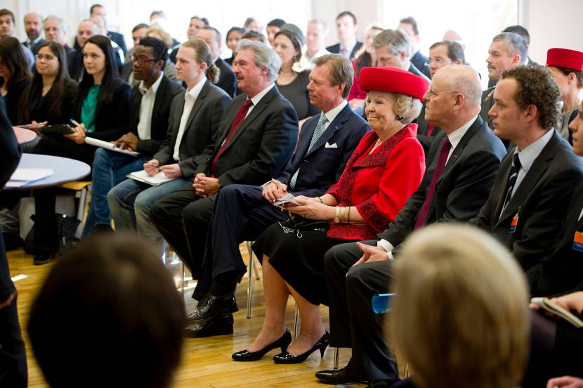 Luxemburg, 22 maart 2012: de Koningin en Groothertog Henri van Luxemburg zitten in de collegezaal tijdens het bezoek aan de universiteit van Luxemburg 