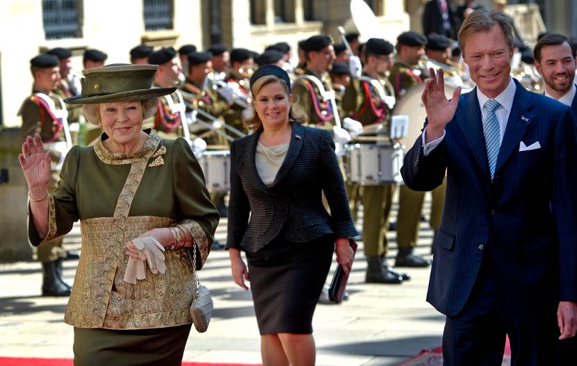 Luxemburg, 22 maart 2012: Koningin Beatrix, Groothertog Henri en Groothertogin Maria Teresa van Luxemburg tijdens de afscheidsceremonie. Foto ANP, Robin Utrecht