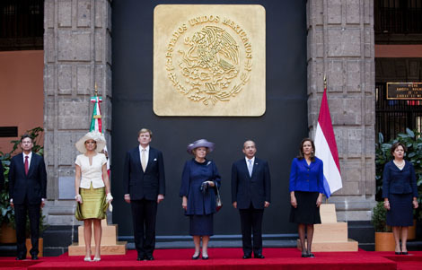 Mexico-stad, 3 november 2009: Het bezoek aan de senaat start met een groepsfoto bij het beeld van Belisaro Dominquez (1863-1913, oud-senator). Tijdens het bezoek heeft de Koningin met een aantal senatoren gesproken .