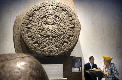 Mexico-stad, 4 november 2009: in de Maya-zaal van het Antropologisch Museum tekent de Koningin het gastenboek