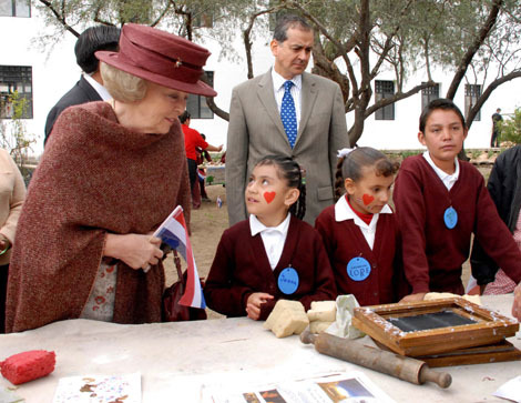 Las Yerbas, 5 november 2009: In trainingscentrum Cerecaly heeft de Koningin zich laten informeren over de aanpak van migratie en de samenwerking tussen lokale organisaties die gezamenlijk strijden tegen de problemen die door de klimaatsverandering zi