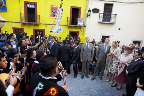 Guanajuato, 5 november 2009: Tijdens de stadswandeling luisteren de Koningin, de Prins en Prinses naar traditionele Mexicaanse muziek.